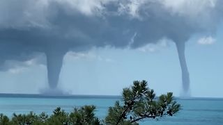 Imagini incredibile cu două tornade formate în Marea Neagră (VIDEO)