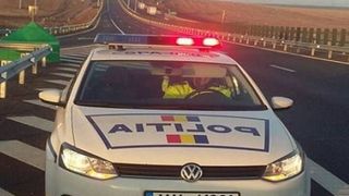 Un șofer care avea mașina plină de țigări a fost depistat de poliție când a făcut accident