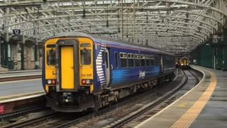 Întâmplare inedită în tren. A vrut să călătorească la vagonul cușetă, dar când s-a trezit trenul nu plecase din gară