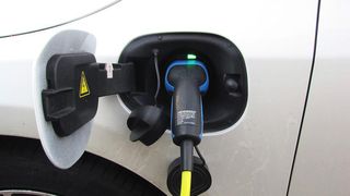 VIDEO - Stațiile de încărcare pentru mașini electrice nu pot fi activate în Galați pentru că au fost aruncate la gunoi codurile de activare