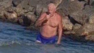 VIDEO | Imagini controversate de la malul mării. Un bărbat s-a spălat pe dinți lângă turiști: „Dă-ne drumul la apă până nu ne omoară ăsta toți peștii!”