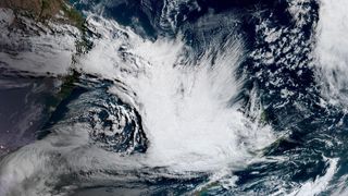 Furtunile mătură jumătate din țară. Vezi HARTA publicată de ANM