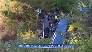 Autobuz prăbușit de pe pod, zeci de morți