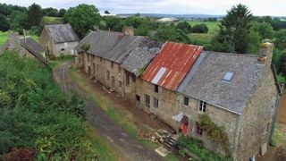 Doi britanici au cumpărat un sat întreg din Franța. Suma este incredibil de mică