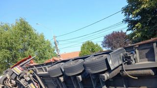 Un șofer s-a răsturnat cu TIR-ul plin cu lăzi cu bere, la Remetea Mare. Bărbatul s-a urcat la volan beat