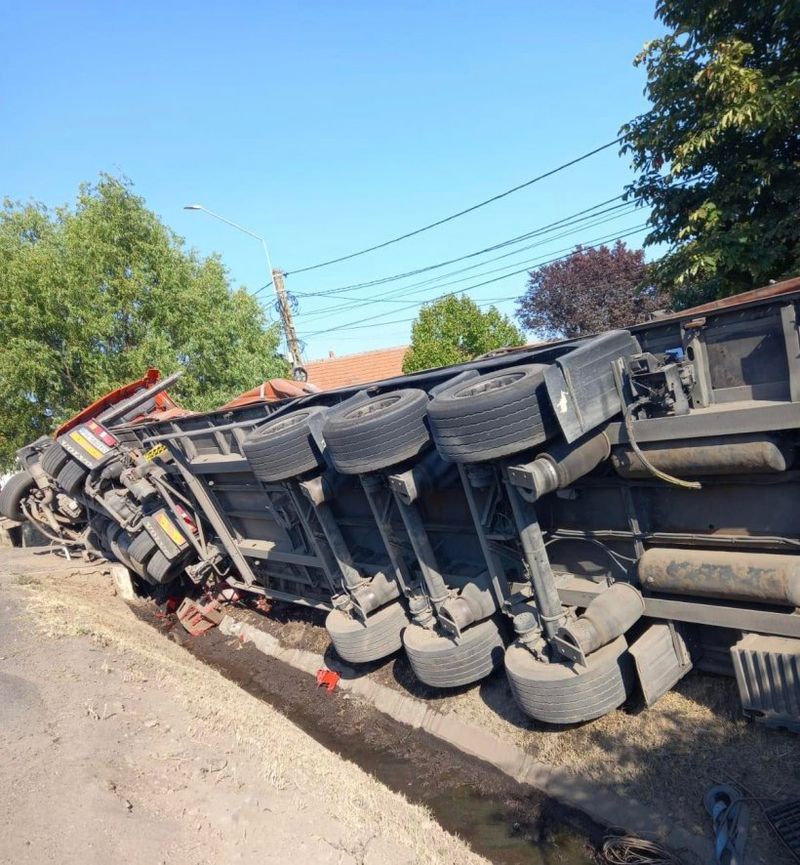 Un șofer s-a răsturnat cu TIR-ul plin cu lăzi cu bere, la Remetea Mare. Bărbatul s-a urcat la volan beat