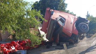 Un șofer s-a răsturnat cu TIR-ul plin cu lăzi cu bere, la Remetea Mare. Bărbatul s-a urcat la volan beat