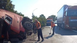 Un șofer s-a răsturnat cu TIR-ul plin cu lăzi cu bere, la Remetea Mare. Bărbatul s-a urcat la volan beat