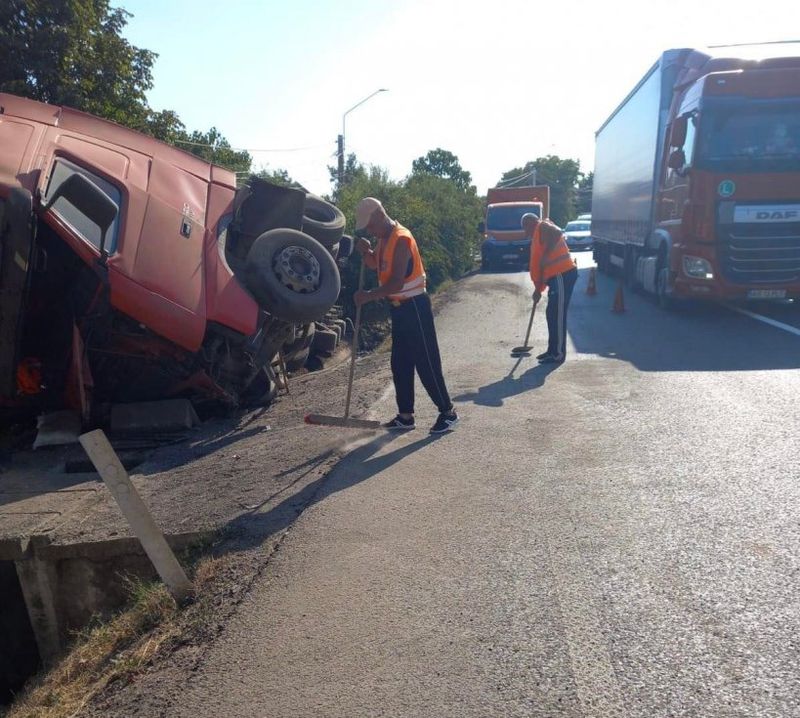 Un șofer s-a răsturnat cu TIR-ul plin cu lăzi cu bere, la Remetea Mare. Bărbatul s-a urcat la volan beat