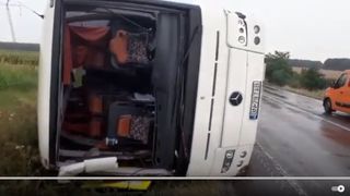 Un autocar s-a răsturnat în Argeș și a lovit două mașini