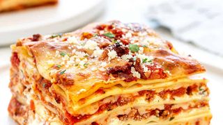 Reţetă lasagna cu carne tocată şi sos bechamel: Este pur şi simplu delicioasă