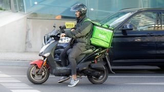 VIDEO - Un curier din Capitală a fost bătut de clientul căruia i-a livrat mâncarea. Vezi motivul