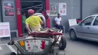 VIDEO Situație comică la un magazin din Suceava. Un agent de pază a intrat cu calul și căruța &icirc;n incintă