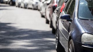   Doi turiști au demontat plăcuțele mașinilor pentru a nu plăti parcarea din Mamaia