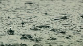 Cod roșu de ploi torențiale și vijelii. Aproape toată țara este vizată de fenomene meteo extreme