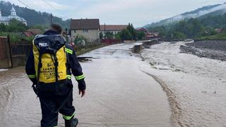 Pericol de inundații după codul roșu de ploi torențiale. Vijeliile au făcut prăpăd