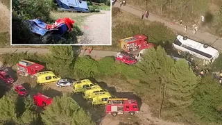 VIDEO Autocar plin cu nuntași răsturnat lângă Barcelona. Patru elicoptere au intervenit