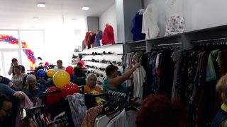 Înghesuială mare la un second hand din România! Oamenii s-au călcat în picioare pentru a prinde cele mai bune haine