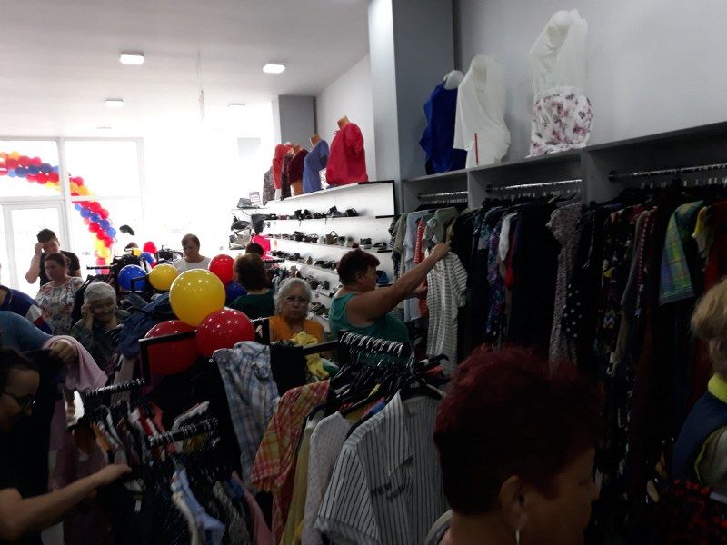 Înghesuială mare la un second hand din România! Oamenii s-au călcat în picioare pentru a prinde cele mai bune haine
