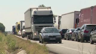 VIDEO - Cozi kilometrice în vămi. La Calafat, șoferii au fost nevoiți să meargă pe contrasens