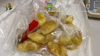 Ea este femeia care a înghițit un număr record de prezervative cu cocaină. Ce au anunțat anchetatorii