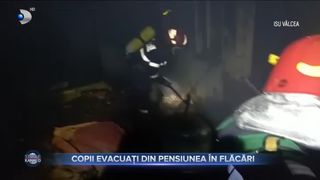 Copii evacuați din pensiunea în flăcări