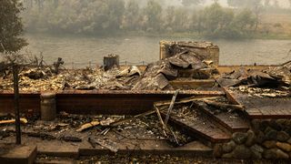 Doi oameni au ars de vii în propria mașină, în California