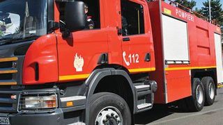 Un bebeluș a rămas blocat în mașină în Neamț, în parcarea unui centru comercial