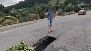 VIDEO - Încă un pod surpat, în Neamț. Este al doilea pod cu probleme în două luni