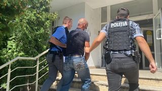 Gest șocant al unui bărbat din Hunedoara: a ucis în bătaie un câine și a aruncat cadavrul pe copertina unei clădiri dintr-o staţie CFR