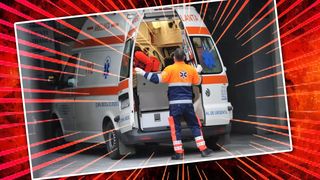 Ambulanță implicată într-un accident rutier, în Buzău. Asistenta medicală, dusă de urgență la spital