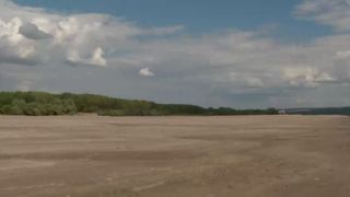 VIDEO - Dunărea a secat l&acirc;ngă Zimnicea. Localnicii pot traversa la pas p&acirc;nă la bulgari