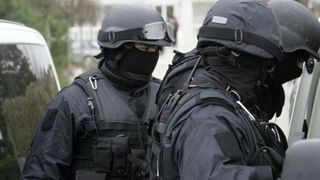 Trei băcăuani, prinşi &icirc;n timp ce făceau trafic de droguri de mare risc