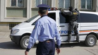 Furturi, atacuri cu arme albe și distrugeri din partea unui alcoolic