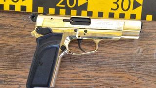 Droguri, un pistol și șase gloanțe, au fost descoperite de poliţiştii din Craiova &icirc;ntr-o maşină