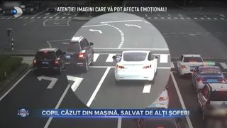 Copil căzut din mașină, salvat de alți șoferi