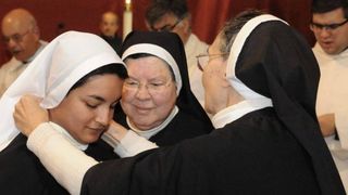 O rom&acirc;ncă și-a găsit părinții naturali după ce s-a călugărit. Mihaela a fost adoptată &icirc;n străinătate: "Dumnezeu există şi nu a uitat nicio lacrimă de-a mea"