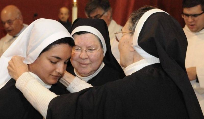 O româncă și-a găsit părinții naturali după ce s-a călugărit. Mihaela a fost adoptată în străinătate: "Dumnezeu există şi nu a uitat nicio lacrimă de-a mea"