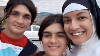 O rom&acirc;ncă și-a găsit părinții naturali după ce s-a călugărit. Mihaela a fost adoptată &icirc;n străinătate: "Dumnezeu există şi nu a uitat nicio lacrimă de-a mea"