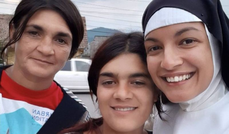 O româncă și-a găsit părinții naturali după ce s-a călugărit. Mihaela a fost adoptată în străinătate: "Dumnezeu există şi nu a uitat nicio lacrimă de-a mea"