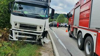 O persoană a murit în urma unui accident dintre un TIR și două mașini 