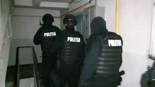  O femeie și-a sunat iubitul și i-a spus că ea și fiica ei sunt sechestrate, dar femeia l-a indus în eroare