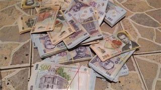 VIDEO | O femeie a fost reținută după ce ar fi furat 25.000 de lei de la o persoană care abia scosese banii din bancă