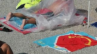 Un bărbat face plajă &icirc;ntr-un sac de celofan, &icirc;n Eforie Nord. Motivul este inedit