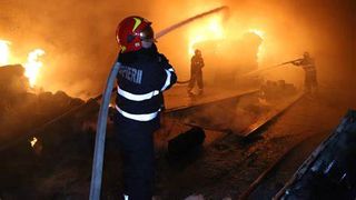 Incendiu la mansarda unui bloc din Popești Leordeni