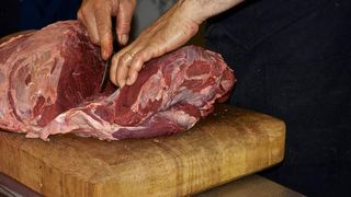 VIDEO | Kilograme de carne expirată, de trei ani, urmau să ajungă pe mesele clienților de pe litoral