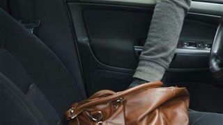 Doi bărbați au fost arestați după ce au furat peste 25.000 de lei  din mașinile aflate în parcare