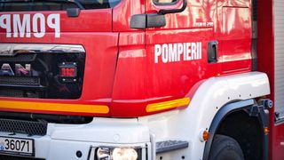 Incendiu &icirc;n Craiova: flăcările au cuprins un imobil, dar și două mașini