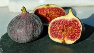 Cum se mănâncă smochinele? Cu sau fără coajă?