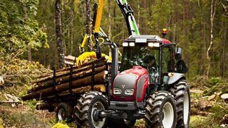 Un bărbat a murit după ce s-a răsturnat cu tractorul